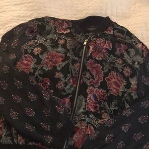 Cute bomber jacket! Worn twice!